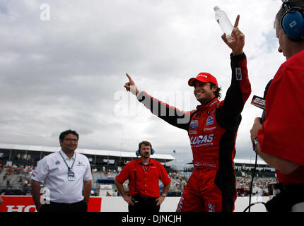 Apr 06, 2008 - San Pietroburgo, Florida, Stati Uniti d'America - RICHARD ANTINUCCI celebra come si arrampica dalla sua auto dopo aver vinto la Firestone Indy Lights gara nel Gran Premio di San Pietroburgo. (Credito immagine: Foto Stock