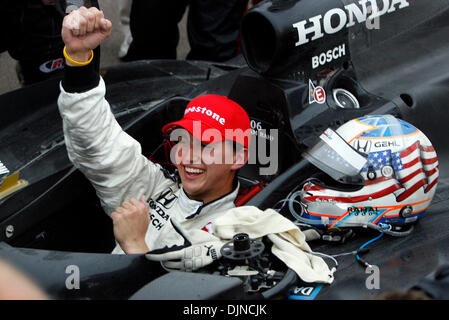 Apr 06, 2008 - San Pietroburgo, Florida, Stati Uniti d'America - driver di IndyCar Graham Rahal pompe i pugni per festeggiare dopo aver vinto il Gran Premio di San Pietroburgo. (Credito immagine: Foto Stock