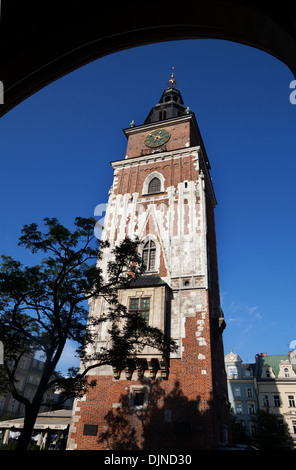 Wieza Ratuszowa, il secolo XIII Municipio torre, Rynek Glowny la piazza principale del mercato, Città Vecchia, Cracovia in Polonia Foto Stock