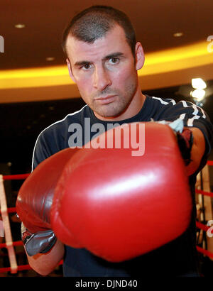 Apr 10, 2008 - Las Vegas, Nevada, Stati Uniti d'America - Mancino fighter JOE C GALLES, AKA Joe Calzaghe prende la pratica di destinazione a un allenamento di media il 10 aprile presso il Planet Hollywood Resort & Casino di Las Vegas, Nevada. Calzaghe (44-0, 32 Kos), è il pugilato più lunga-il campione del mondo in carica ha detenuto la super middleweight titolo dal 1997 attraverso una divisione-best 21 titolo consecutivo difese. Egli sarà Foto Stock