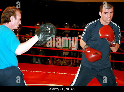 Apr 10, 2008 - Las Vegas, Nevada, Stati Uniti d'America - Mancino fighter JOE C GALLES, AKA Joe Calzaghe prende la pratica di destinazione a un allenamento di media il 10 aprile presso il Planet Hollywood Resort & Casino di Las Vegas, Nevada. Calzaghe (44-0, 32 Kos), è il pugilato più lunga-il campione del mondo in carica ha detenuto la super middleweight titolo dal 1997 attraverso una divisione-best 21 titolo consecutivo difese. Egli sarà Foto Stock