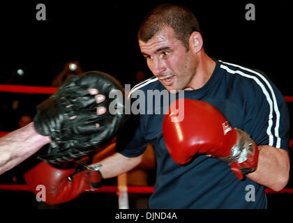 Apr 10, 2008 - Las Vegas, Nevada, Stati Uniti d'America - Mancino fighter JOE C GALLES, AKA Joe Calzaghe prende la pratica di destinazione a un allenamento di media il 10 aprile presso il Planet Hollywood Resort & Casino di Las Vegas, Nevada. Calzaghe (44-0, 32 Kos), è il pugilato più lunga-il campione del mondo in carica ha detenuto la super middleweight titolo dal 1997 attraverso una divisione-best 21 titolo consecutivo difese. Egli sarà Foto Stock