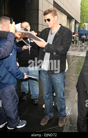 David Boreanaz firma autografi per i fan come egli lascia il Mandarin Oriental hotel di Midtown Manhattan New York City USA - 15.05.12 Foto Stock