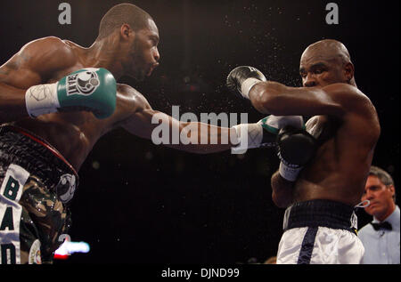 12 apr 2008 - Tampa, Florida, Stati Uniti d'America - International Boxing organizzazione (IBO) 175-pound e campione indiscusso ex Pesi Mediomassimi ANTONIO TARVER facce International Boxing Federation (IBF) mondo titolare CLINTON boschi a St. Pete Times Forum. (Credito Immagine: © Willie J. Allen Jr./San Pietroburgo volte/ZUMA Premere) Restrizioni: * Tampa Tribune e USA Tabloid diritti * Foto Stock