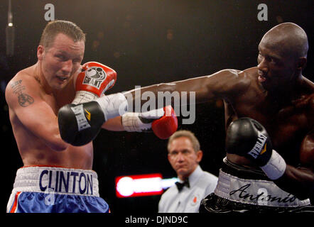 12 apr 2008 - Tampa, Florida, Stati Uniti d'America - CLINTON WOODS, sinistra, tenta di difendere un colpo da ANTONIO TARVER nel secondo round di azione. Boxing internazionale organizzazione (IBO) 175-pound e campione indiscusso ex Pesi Mediomassimi il perno del fuso a snodo Antonio Tarver facce International Boxing Federation (IBF) mondo titolare Clinton boschi a St. Pete Times Forum di Tampa, Fla. Sabato, Aprile, Foto Stock