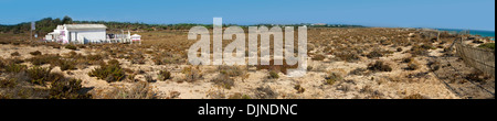 Vista panoramica della spiaggia di dune con vegetazione, con bar all'angolo. Foto Stock