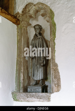 Moderno (1995) alluminio statua da Frank Roper, di St Issui in C13th cappella del santuario della sua chiesa a Partrishow, POWYS, GALLES. Foto Stock