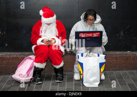 Liverpool, Merseyside Regno Unito 29 novembre, 2013. "Padre Natale' Liverpool One centro vacanza stagione di shopping, negozi al dettaglio, negozi, gli acquirenti di Natale, sconto vendita shopping, e la spesa dei consumatori sul Venerdì nero considerato per essere il più grande giornata di acquisti dell'anno. I dettaglianti del Regno Unito hanno abbracciato la U.S. post-vendita Holiday Bonanza, anche se molti clienti sono rimasti sorpresi da parete a parete sconti nei loro negozi preferiti come alcuni andato bonkers per occasioni. Foto Stock