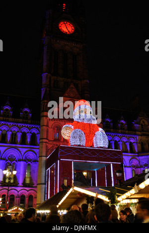 Manchester Mercatini di Natale 2013, in piazza Albert, davanti a Manchester Town Hall Foto Stock