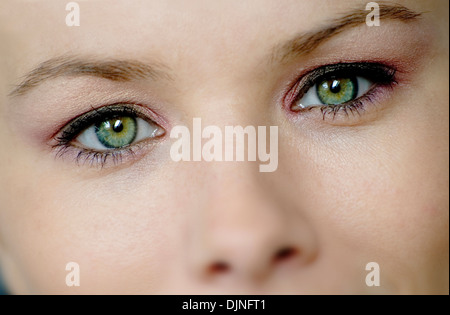 Close up di un giovane volto di donna e la sua naturale occhi verdi Foto Stock