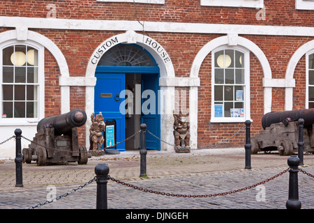 Facciata della vecchia casa doganale sulla banchina nella storica docks a Exeter in Devon, Inghilterra Foto Stock