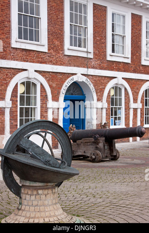 Facciata della vecchia casa doganale sulla banchina nella storica docks a Exeter in Devon, Inghilterra Foto Stock