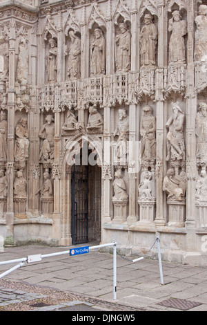 Dettaglio dalla parte anteriore della cattedrale medievale di San Pietro a Exeter Devon, in Inghilterra Foto Stock