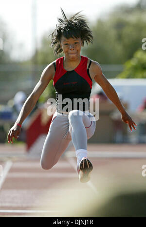 James Logan's Ciara compete nel salto triplo a Bay Area Top 8 pista e campo incontro tenutosi a James Logan High School di Union City, California Sabato 19 Aprile, 2008. (Eun Chu/l'Argus) Foto Stock