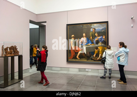Visitatori guardando vecchi dipinti e sculture nel Museo delle Belle Arti / Museum voor Schone Kunsten / MSK, Gand, Belgio Foto Stock