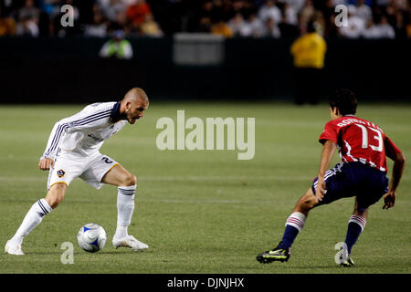 Apr 26, 2008 - Carson, CA, Stati Uniti d'America DAVID BECKHAM della galassia di Los Angeles battaglie con JONATHAN BORNSTEIN del Chivas USA nel Superclassico match di due Los Angeles MLS team al Home Depot Center. La Galassia sconfitto Chivas USA 5-2. Credito: foto di Jonathan Alcorn/ZUMA premere. Foto Stock