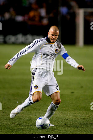 Apr 26, 2008 - Carson, CA, Stati Uniti d'America - DAVID BECKHAM della galassia di Los Angeles prende un calcio di punizione durante il primo semestre contro Chivas USA nel Superclassico match di due Los Angeles MLS team al Home Depot Center. La Galassia sconfitto Chivas USA 5-2. (Credito Immagine: © Jonathan Alcorn/ZUMA Press) Foto Stock