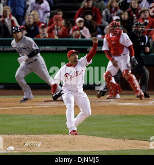 Oct 29, 2008 - Philadelphia, Pennsylvania, Stati Uniti d'America - J.C. ROMERO reagisce dopo aver ottenuto un nell'ottavo inning. (Credito Immagine: © Ron Cortes/Philadelphia DailyNews/ZUMA Press) Foto Stock