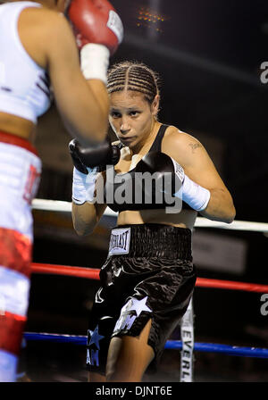 Luglio 31, 2008: Ela Nunez (nero trunk) di Rochester, NY sconfitto Dominga Olivo (bianco trunk) del Bronx, NY in una decisione unanime per il vacante internazionale delle donne Federazione Boxe junior peso piuma titolo al campo di frontiera a Rochester, New York. Alan Schwartz/CSM (credito Immagine: Ã Â© Cal Sport Media/ZUMA Premere)(Immagine di credito: © Alan Schwartz/Cal Sport Media) Foto Stock