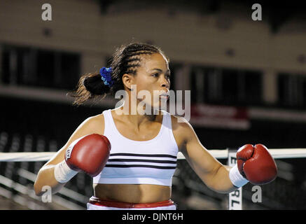 Luglio 31, 2008: Ela Nunez (nero trunk) di Rochester, NY sconfitto Dominga Olivo (bianco trunk) del Bronx, NY in una decisione unanime per il vacante internazionale delle donne Federazione Boxe junior peso piuma titolo al campo di frontiera a Rochester, New York. Alan Schwartz/CSM (credito Immagine: Ã Â© Cal Sport Media/ZUMA Premere)(Immagine di credito: © Alan Schwartz/Cal Sport Media) Foto Stock