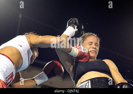 Luglio 31, 2008: Ela Nunez (nero trunk) di Rochester, NY sconfitto Dominga Olivo (bianco trunk) del Bronx, NY in una decisione unanime per il vacante internazionale delle donne Federazione Boxe junior peso piuma titolo al campo di frontiera a Rochester, New York. Alan Schwartz/CSM (credito Immagine: Ã Â© Cal Sport Media/ZUMA Premere)(Immagine di credito: © Alan Schwartz/Cal Sport Media) Foto Stock