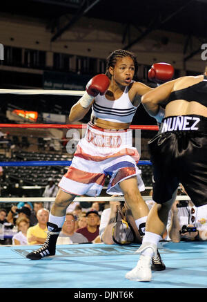 Luglio 31, 2008: Ela Nunez (nero trunk) di Rochester, NY sconfitto Dominga Olivo (bianco trunk) del Bronx, NY in una decisione unanime per il vacante internazionale delle donne Federazione Boxe junior peso piuma titolo al campo di frontiera a Rochester, New York. Alan Schwartz/CSM (credito Immagine: Ã Â© Cal Sport Media/ZUMA Premere)(Immagine di credito: © Alan Schwartz/Cal Sport Media) Foto Stock