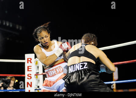 Luglio 31, 2008: Ela Nunez (nero trunk) di Rochester, NY sconfitto Dominga Olivo (bianco trunk) del Bronx, NY in una decisione unanime per il vacante internazionale delle donne Federazione Boxe junior peso piuma titolo al campo di frontiera a Rochester, New York. Alan Schwartz/CSM (credito Immagine: Ã Â© Cal Sport Media/ZUMA Premere)(Immagine di credito: © Alan Schwartz/Cal Sport Media) Foto Stock