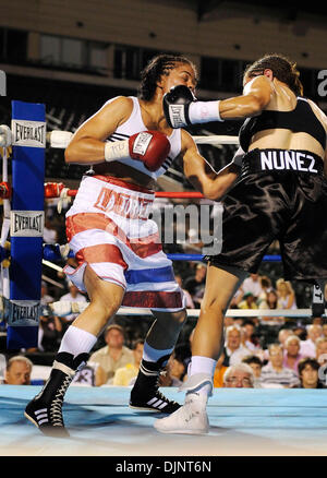 Luglio 31, 2008: Ela Nunez (nero trunk) di Rochester, NY sconfitto Dominga Olivo (bianco trunk) del Bronx, NY in una decisione unanime per il vacante internazionale delle donne Federazione Boxe junior peso piuma titolo al campo di frontiera a Rochester, New York. Alan Schwartz/CSM (credito Immagine: Ã Â© Cal Sport Media/ZUMA Premere)(Immagine di credito: © Alan Schwartz/Cal Sport Media) Foto Stock