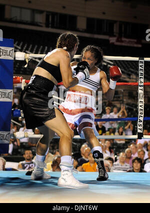 Luglio 31, 2008: Ela Nunez (nero trunk) di Rochester, NY sconfitto Dominga Olivo (bianco trunk) del Bronx, NY in una decisione unanime per il vacante internazionale delle donne Federazione Boxe junior peso piuma titolo al campo di frontiera a Rochester, New York. Alan Schwartz/CSM (credito Immagine: Ã Â© Cal Sport Media/ZUMA Premere)(Immagine di credito: © Alan Schwartz/Cal Sport Media) Foto Stock