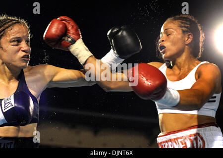 Luglio 31, 2008: Ela Nunez (nero trunk) di Rochester, NY sconfitto Dominga Olivo (bianco trunk) del Bronx, NY in una decisione unanime per il vacante internazionale delle donne Federazione Boxe junior peso piuma titolo al campo di frontiera a Rochester, New York. Alan Schwartz/CSM (credito Immagine: Ã Â© Cal Sport Media/ZUMA Premere)(Immagine di credito: © Alan Schwartz/Cal Sport Media) Foto Stock