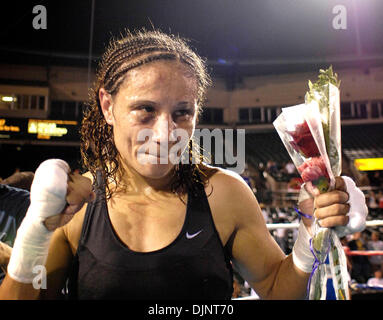 Luglio 31, 2008: Ela Nunez (nero trunk) di Rochester, NY in azione come ha sconfitto Dominga Olivo (bianco trunk) del Bronx, NY in una decisione unanime per il vacante internazionale delle donne Federazione Boxe junior peso piuma titolo al campo di frontiera a Rochester, New York. Alan Schwartz/CSM (credito Immagine: Ã Â© Cal Sport Media/ZUMA Premere)(Immagine di credito: © Alan Schwartz/Cal Sport Foto Stock