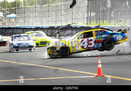 10 agosto 2008: Kyle Busch della M&M's Team Toyota vince il centurione di imbarcazioni presso il Glen a Watkins Glen International. Bobby Labonte in auto # 43 relitti al giro 82 dei 90 giri della gara. (Credito Immagine: Ã Â© Cal Sport Media/ZUMA Premere)(Immagine di credito: © Alan Schwartz/Cal Sport Media) Foto Stock