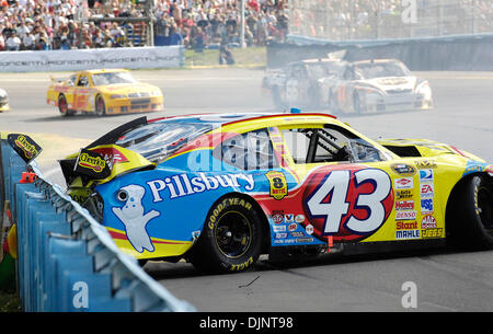 10 agosto 2008: Kyle Busch della M&M's Team Toyota vince il centurione di imbarcazioni presso il Glen a Watkins Glen International. Bobby Labonte in auto # 43 relitti al giro 82 dei 90 giri della gara. (Credito Immagine: Ã Â© Cal Sport Media/ZUMA Premere)(Immagine di credito: © Alan Schwartz/Cal Sport Media) Foto Stock