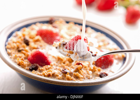 Sana colazione con latte,muesli e frutta. Foto Stock