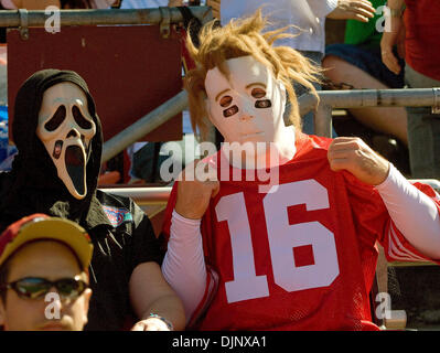 Oct 26, 2008 - San Francisco, California, Stati Uniti - San Francisco 49ers vs Seattle Seahawks al Monster Park domenica 26 ottobre, 2008. 49er tifosi festeggiare Halloween? (Credito Immagine: © Al Golub/ZUMApress.com) Foto Stock