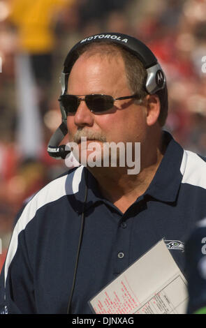 Oct 26, 2008 - San Francisco, California, Stati Uniti - San Francisco 49ers vs Seattle Seahawks al Monster Park domenica 26 ottobre, 2008. Head Coach Holmgren nell ultimo anno con il Seahawks. (Credito Immagine: © Al Golub/ZUMApress.com) Foto Stock