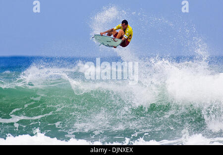 28 ott 2008 - Imbituba, Brasile - Ex ASP World Tour concorrente Raoni Monteiro (Brasile) (nella foto) è atterrato un perfetto frontside manovra aerea durante il round 1 del Hang Loose Santa Catarina Pro a Imbituba oggi di concludere al secondo posto alle spalle del vincitore di calore Bede Durbidge (Aus). (Credito Immagine: © Kirstin Scholtz/ASP-Coperto Immagini/ZUMA Press) Foto Stock