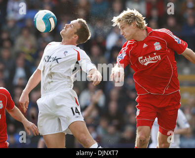 Bolton Wanderers Kevin Davies e Liverpool Hyypia Sami (credito Immagine: © fotografo/Cal Sport Media) Foto Stock