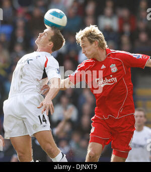 Bolton Wanderers Kevin Davies e Liverpool Hyypia Sami (credito Immagine: © fotografo/Cal Sport Media) Foto Stock