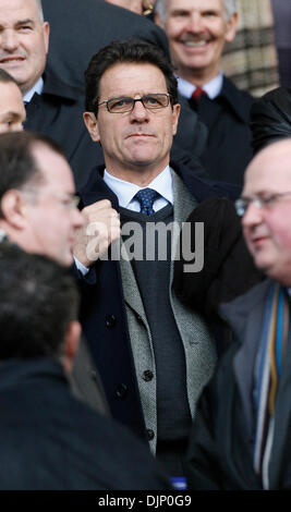 Fabio Capello Inghilterra manager si prepara a guardare la partita (credito Immagine: © fotografo/Cal Sport Media) Foto Stock