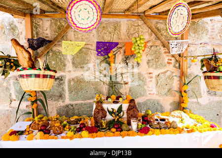 Un altare o ofrendas impostato per celebrare il Giorno dei Morti festival noto in spagnolo come Día de Muertos Novembre 1, 2013 a Oaxaca, Messico. Foto Stock