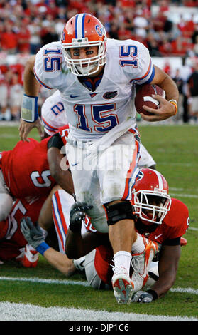 OT 293071 parete gators 15 (11/01/2008 Jacksonville) Foto 15: Florida quarterback Tim Tebow (15) corre nel suo primo touchdown nel terzo trimestre. Storia Sommario: seconda metà azione: l'Università Florida vs. Georgia presso lo Stadio Municipale di Jacksonville. (Credito Immagine: © San Pietroburgo volte/ZUMA Press) Foto Stock