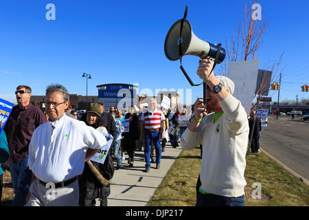 Wheat Ridge, CO STATI UNITI D'America - 29 Nov 2013. La manodopera europea UFCW Local 7 e gli altri membri della comunità rally contro Wal-Mart sul Venerdì nero. Rally gli organizzatori chiedono salari equi a $15 un'ora, i posti di lavoro a tempo pieno e un termine per la rappresaglia contro Wal-Mart lavoratori per alzarsi per l'azienda. Credit: Ed Endicott/Alamy Live News Foto Stock