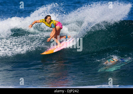 20 nov 2008 - Haleiwa, Hawaii, Stati Uniti d'America - adolescenti sensazione di surf CARISSA MOORE (Oahu, Haw) ha vinto il Reef Hawaiian Proat Haleiwa di Ali'I Beach Park questa mattina la sconfitta di sette volte ASP Campione del Mondo Layne Beachley (Aus), Laura Enever (Aus) e Coco Ho (Haw) in finale. Una sporgenza dall inizio alla fine, Moore strappato il portare fuori la sua prima ondata di calore un distacco di 6.33 (al di fuori di un Foto Stock