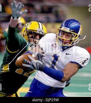 Nov 22, 2008 - Fargo, il Dakota del Nord, Stati Uniti d'America - South Dakota State wide receiver JaRON HARRIS catture la vasta-out contro il Dakota del Nord stato linebacker Mike MARESH sabato durante il Jackrabbits' 25-24 conquistare il bisonte al Fargodome. (Credito Immagine: © Bruce scadente/ZUMA Press) Foto Stock