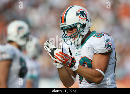 112308 spt delfini--ÃŠ0058902A--Personale Foto di Allen Eyestone/Palm Beach post...giardini di Miami, FL..Dolphin Stadium..New England Patriots a Miami Dolphins Football NFL...Dolphin ricevitore Greg Camarillo tubicini dopo la cattura di un pass per un primo verso il basso nel terzo trimestre. (Credito Immagine: © Palm Beach post/ZUMA Press) Foto Stock