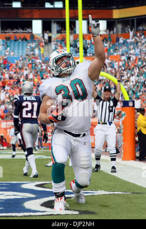 112308 spt delfini--ÃŠ0058902A--Personale Foto di Allen Eyestone/Palm Beach post...giardini di Miami, FL..Dolphin Stadium..New England Patriots a Miami Dolphins Football NFL..fullback dei delfini #30 Casey Cramer celebra un touchdown cattura nel terzo trimestre. (Credito Immagine: © Palm Beach post/ZUMA Press) Foto Stock