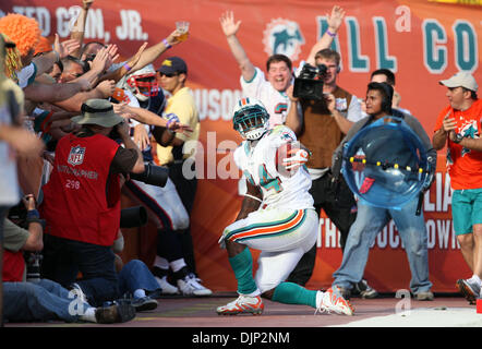 112308 spt delfini--ÃŠ0058902A--Personale Foto di Allen Eyestone/Palm Beach post...giardini di Miami, FL..Dolphin Stadium..New England Patriots a Miami Dolphins Football NFL...Dolphin running back Ricky Williams ha segnato su un pass ricevimento nel quarto trimestre. (Credito Immagine: © Palm Beach post/ZUMA Press) Foto Stock