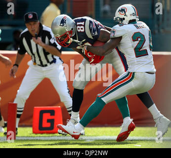 112308 spt delfini--ÃŠ0058902A--Personale Foto di Allen Eyestone/Palm Beach post...giardini di Miami, FL..Dolphin Stadium..New England Patriots a Miami Dolphins Football NFL...patrioti ricevitore Randy Moss trascina Renaldo Hill alla endzone su un touchdown catch. (Credito Immagine: © Palm Beach post/ZUMA Press) Foto Stock