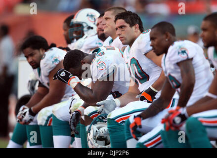 112308 spt delfini--ÃŠ0058902A--Personale Foto di Allen Eyestone/Palm Beach post...giardini di Miami, FL..Dolphin Stadium..New England Patriots a Miami Dolphins Football NFL...Dolphin tightend David Martin reclina il capo sul banco durante i minuti finali del gioco. (Credito Immagine: © Palm Beach post/ZUMA Press) Foto Stock